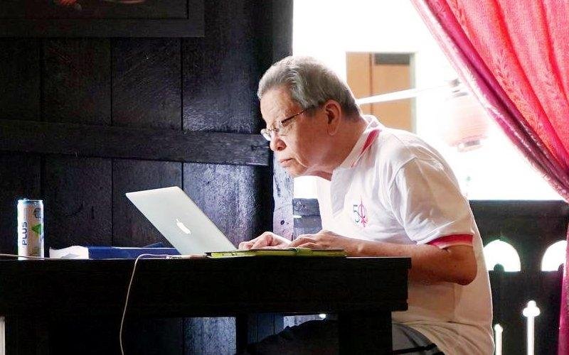 Blogging Lim Kit Siang DAP Laptop Pakatan Harapan